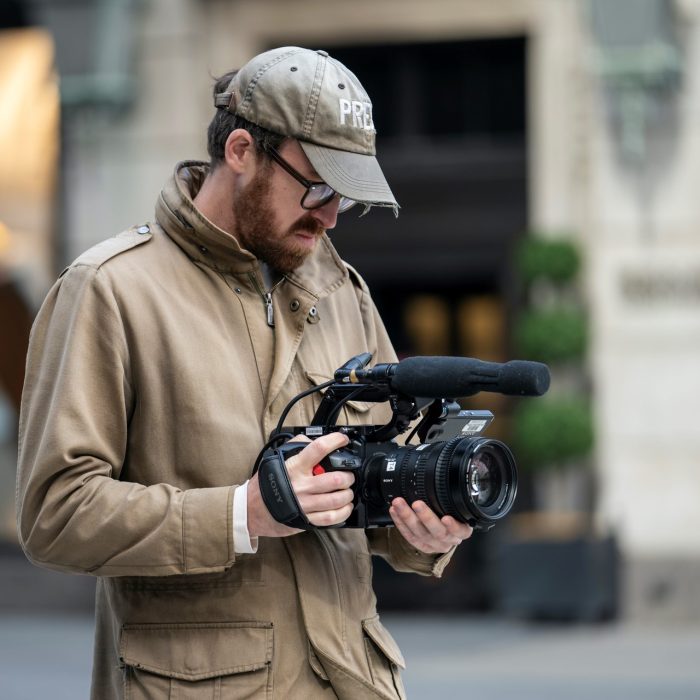 How to With John Wilson: Η μπανάλ καθημερινότητα ως φιλοσοφική κωμωδία