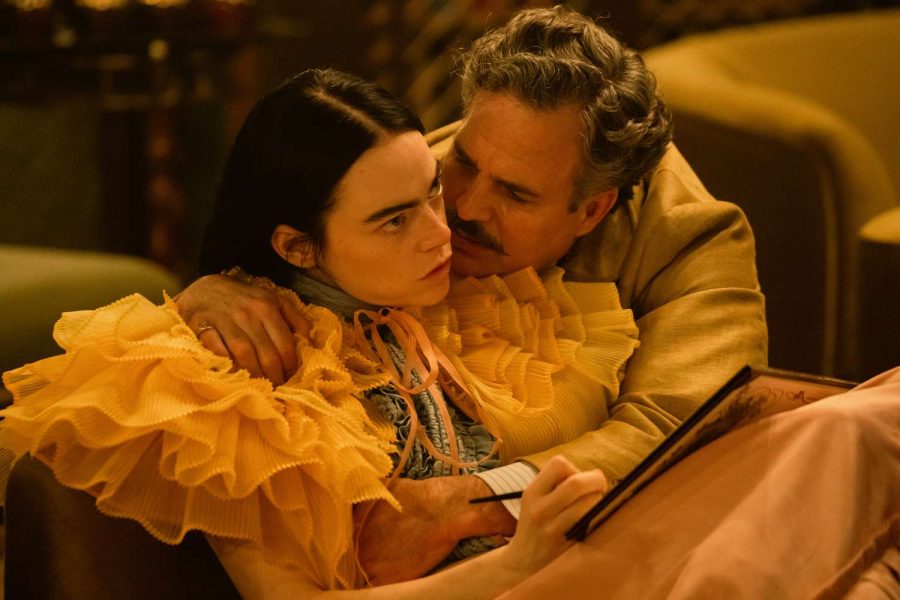 Η Emma Stone και ο Mark Ruffalo στο «Poor Things» του Γιώργου Λάνθιμου.