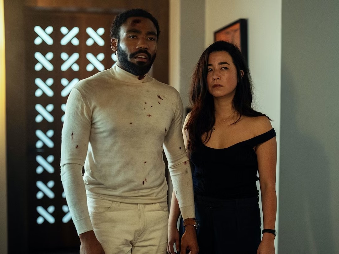 Οι Donald Glover και Maya Erskine στο «Mr. & Mrs. Smith».