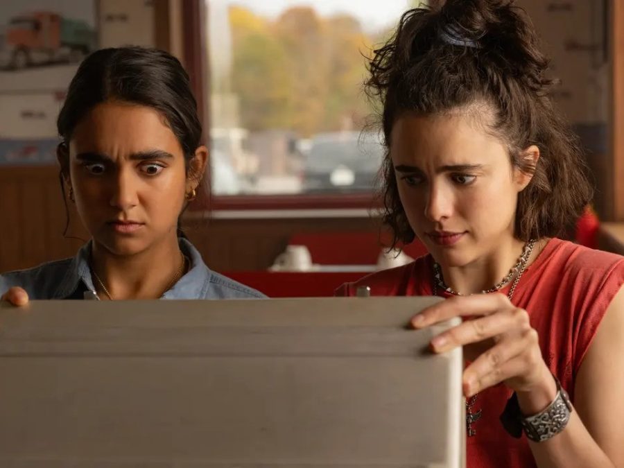 Οι Geraldine Viswanathan (αριστερά) και Margaret Qualley (δεξιά) στο «Drive-Away Dolls».
