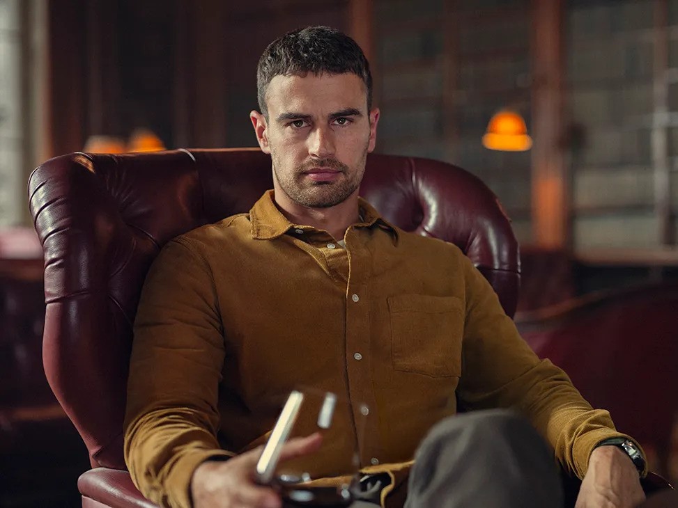 Ο Theo James ως Eddie Halstead στο «The Gentlemen» του Guy Ritchie στο Netflix.