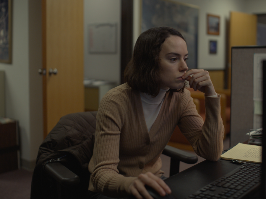 H Fern (Daisy Ridley) κοιτάει τον υπολογιστή της δουλειάς. Απόσπασμα από την ταινία «Sometimes I Think About Dying».