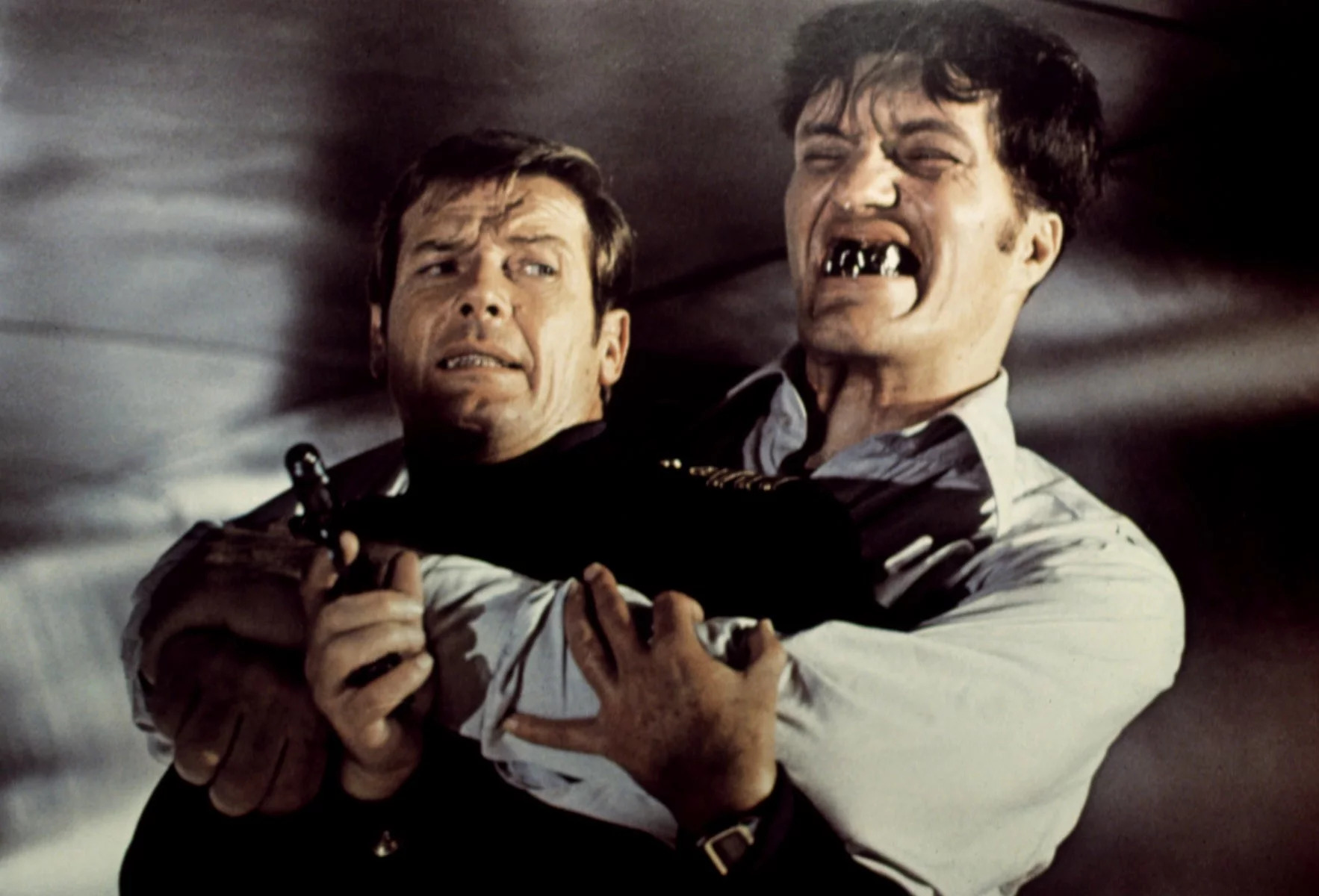 Ο James Bond του Roger Moore (αριστερά) και ο "σαγόνιας" του Richard Kiel (δεξιά) στην ταινία «The Spy Who Loved Me».