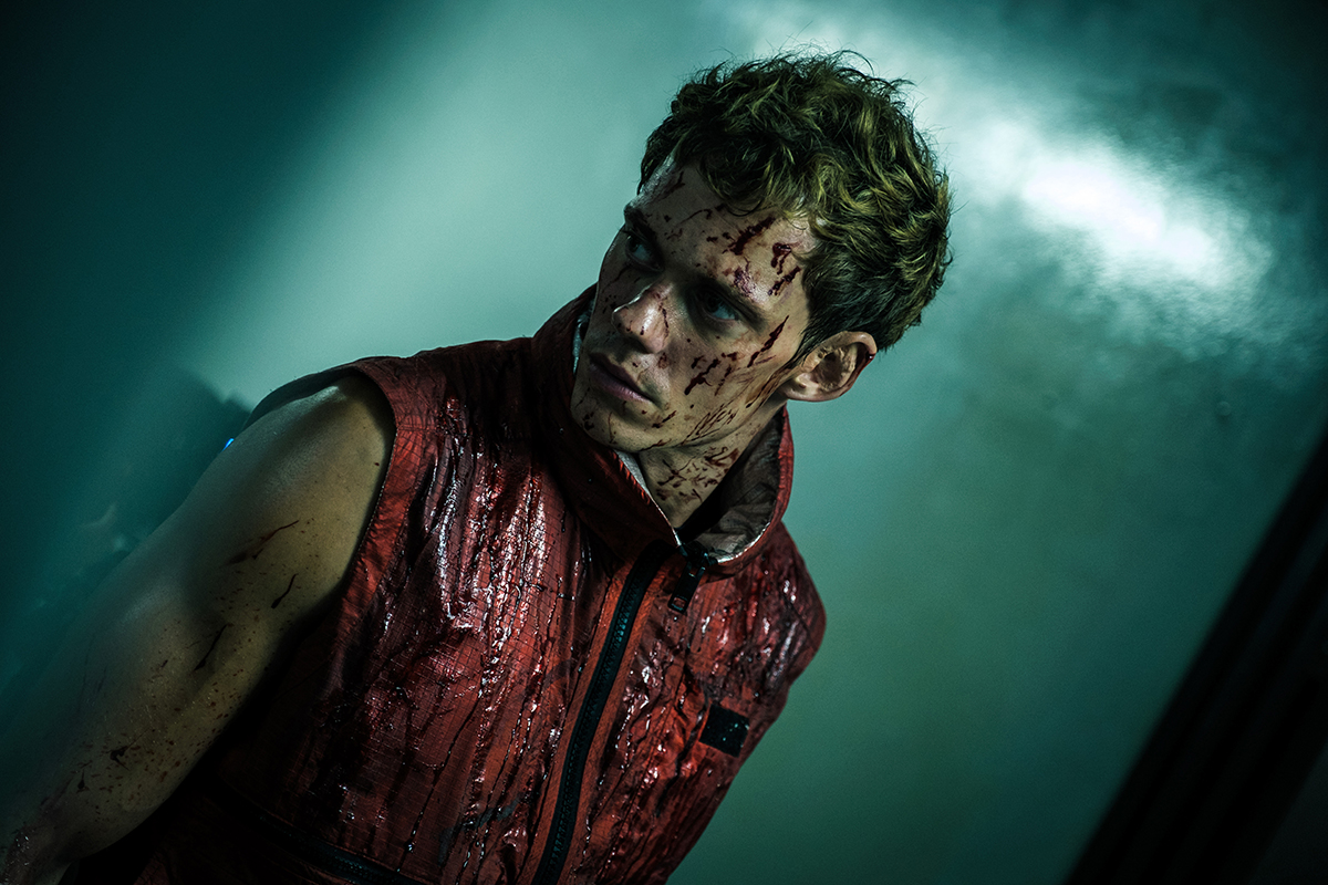 Ο Bill Skarsgård στην ταινία «Boy Kills World».