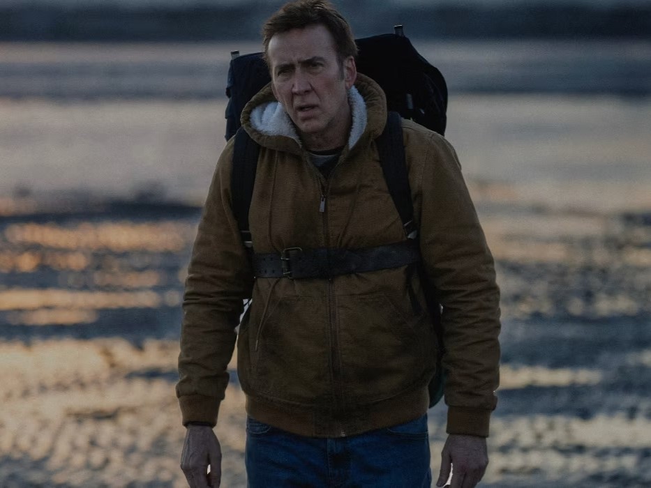 Ο Nicolas Cage με ένα σακίδια στην πλάτη. Απόσπασμα από την ταινία «Arcadian».