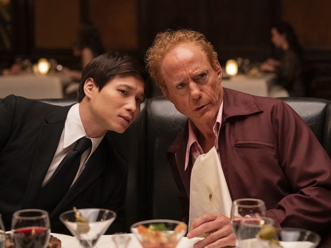 Ο Hoa Xuande (αριστερά) και ο Robert Downey Jr (δεξιά) στη σειρά «The Sympathizer».