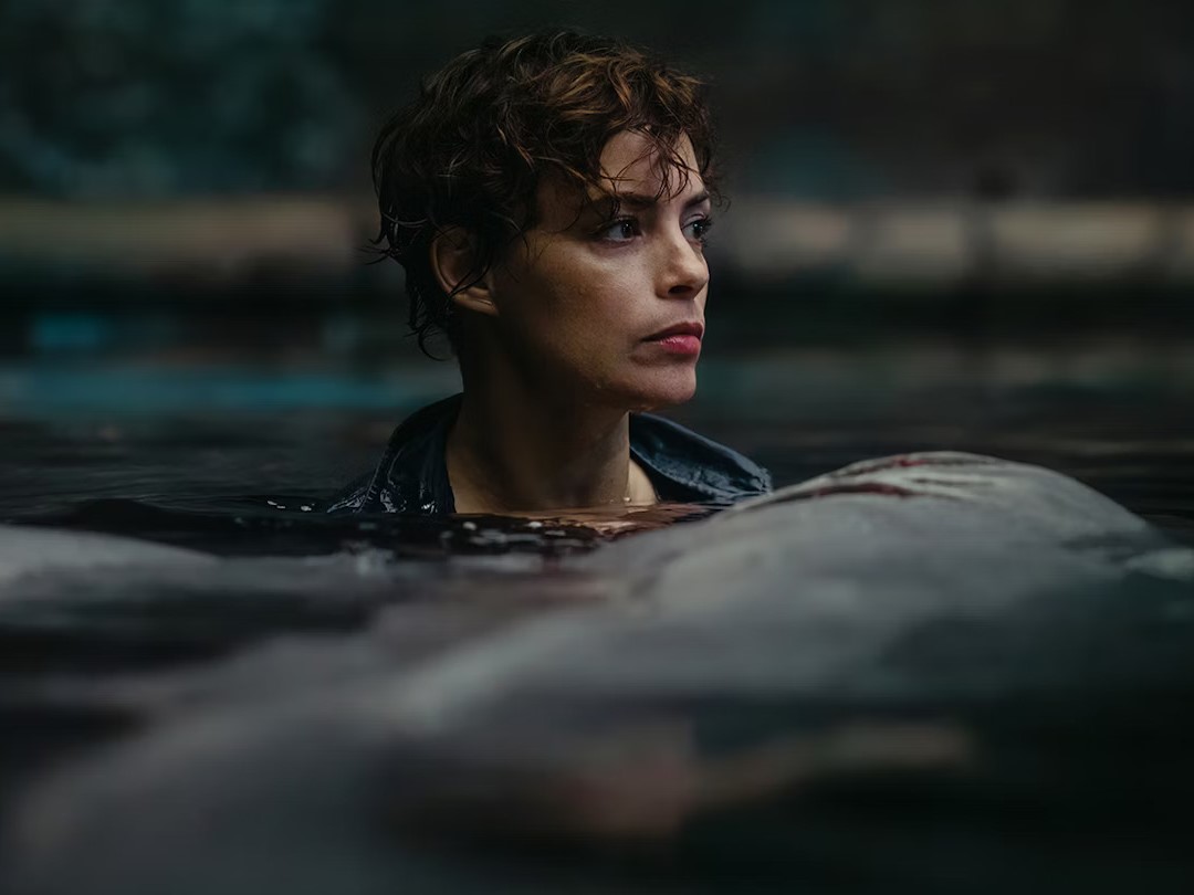 Η Berenice Bejo στην ταινία «Under Paris» καλείται να σώσει το Παρίσι από τον καρχαρία που κολυμπάει στον Σηκουάνα.