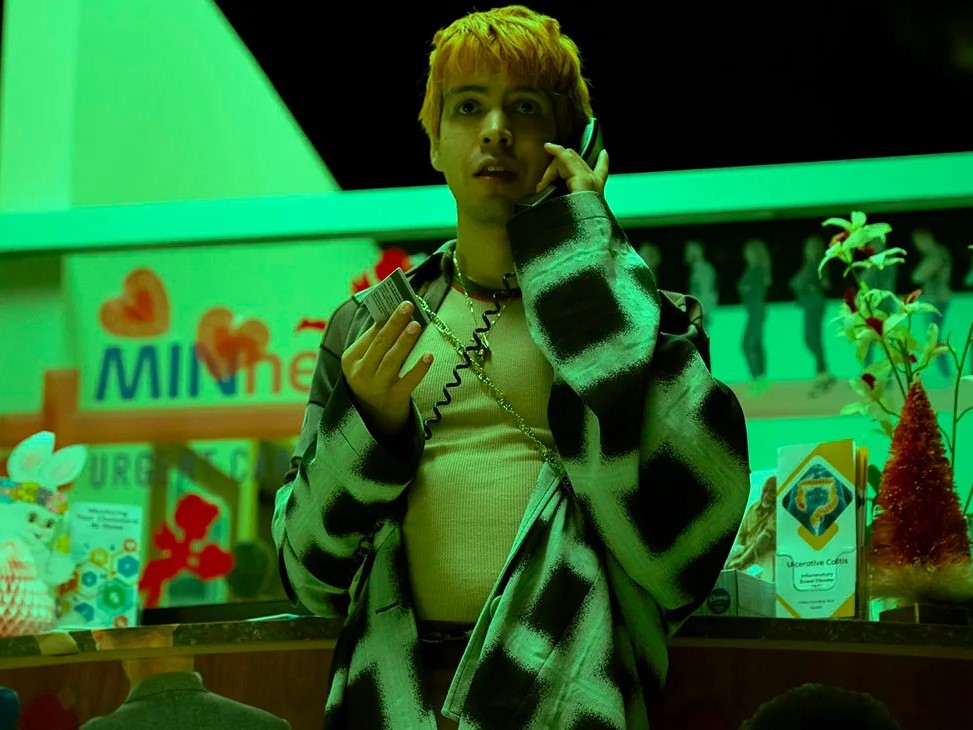 Ο Julio Torres, δημιουργός και πρωταγωνιστής της σειράς «Fantasmas».