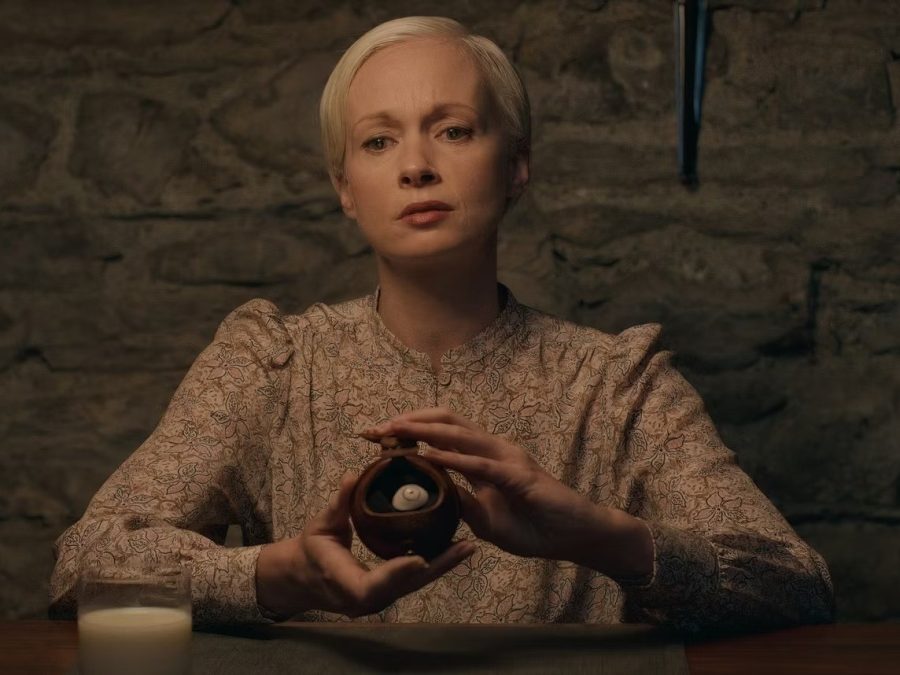 Η Dani (Carolyn Bracken) στο «Oddity», τη νέα ταινία τρόμου του Damian McCarthy.