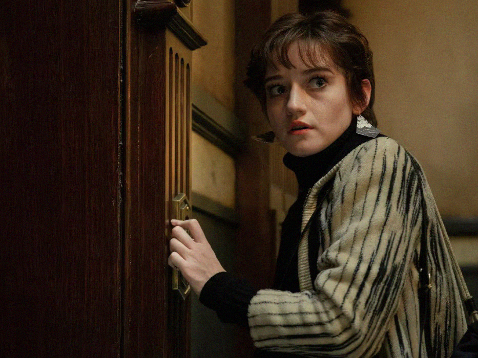 Η Julia Garner στην ταινία «Apartment A7».