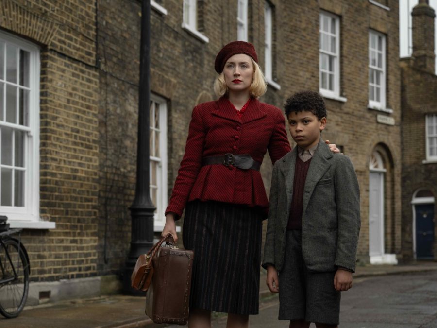 H Saoirse Ronan (αριστερά) και ο Elliott Heffernan (δεξιά) πρωταγωνιστούν στο «Blitz», την νέα ταινία του Steve McQueen.