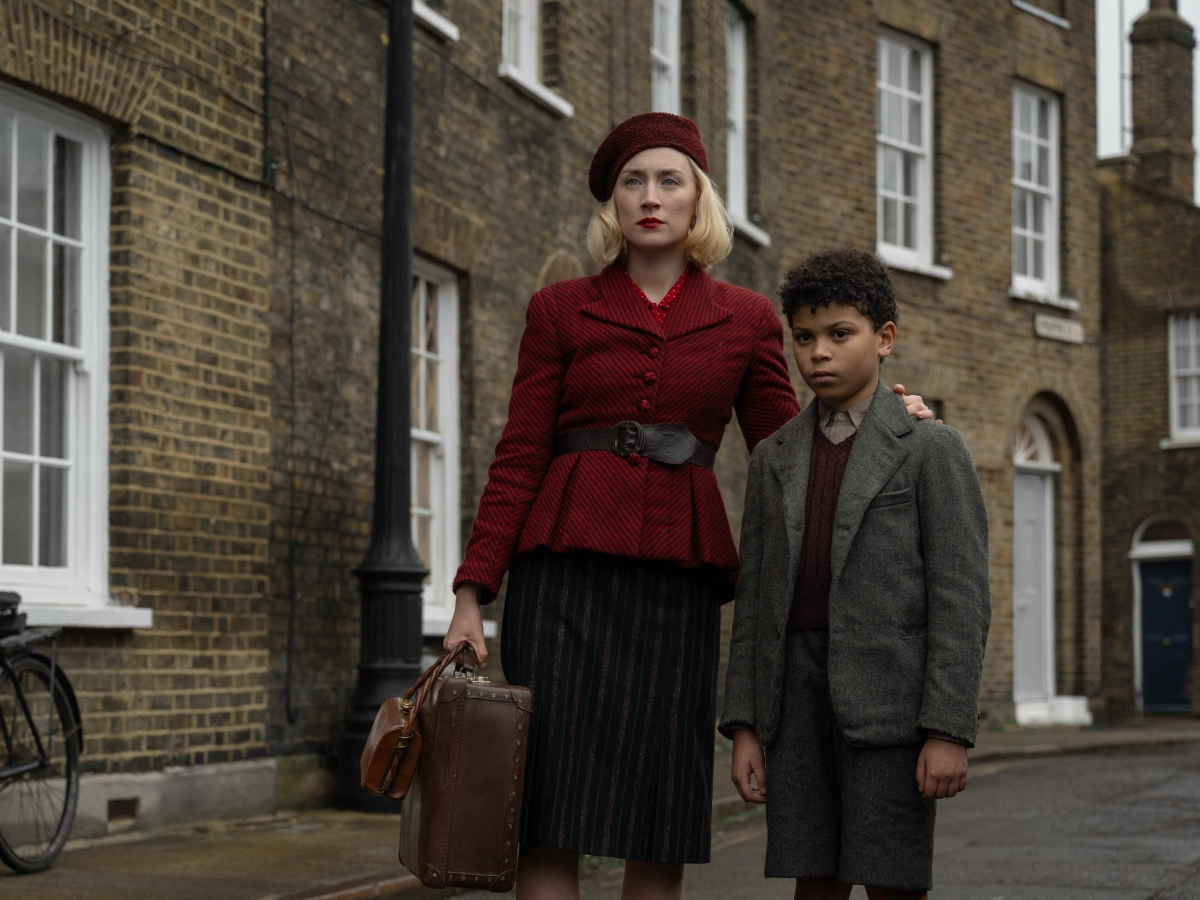 H Saoirse Ronan (αριστερά) και ο Elliott Heffernan (δεξιά) πρωταγωνιστούν στο «Blitz», την νέα ταινία του Steve McQueen.