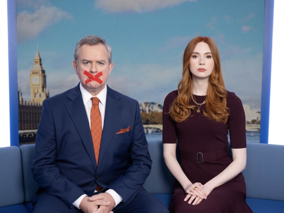 Οι Hugh Bonneville (αριστερά) και Karen Gillan στην τηλεοπτική σειρά «Douglas is Cancelled».