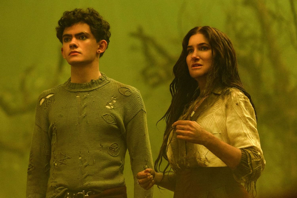 Ο Έφηβος (Joe Locke) και η Agatha (Kathryn Hahn) στη σειρά «Agatha All Along».