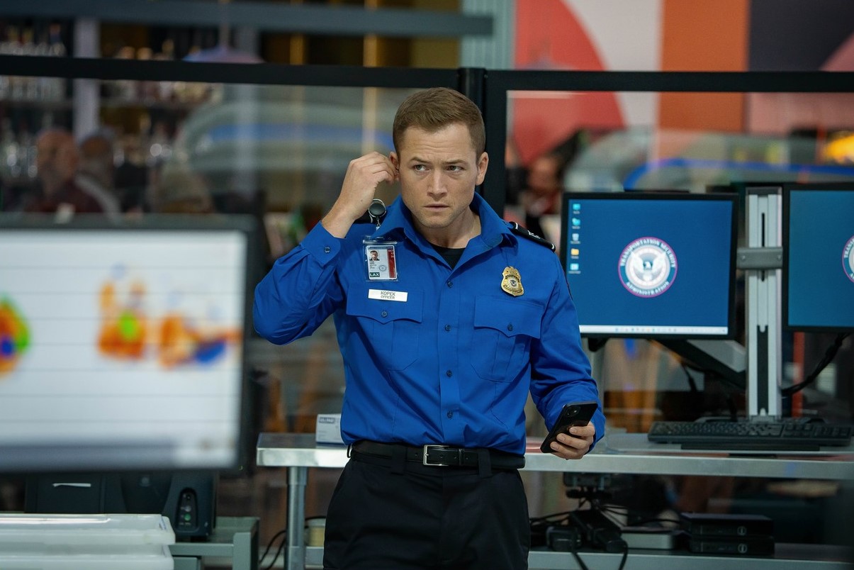 Ο Taron Egerton πρωταγωνιστεί στη ταινία «Carry On» που είναι διαθέσιμη στο Netflix.