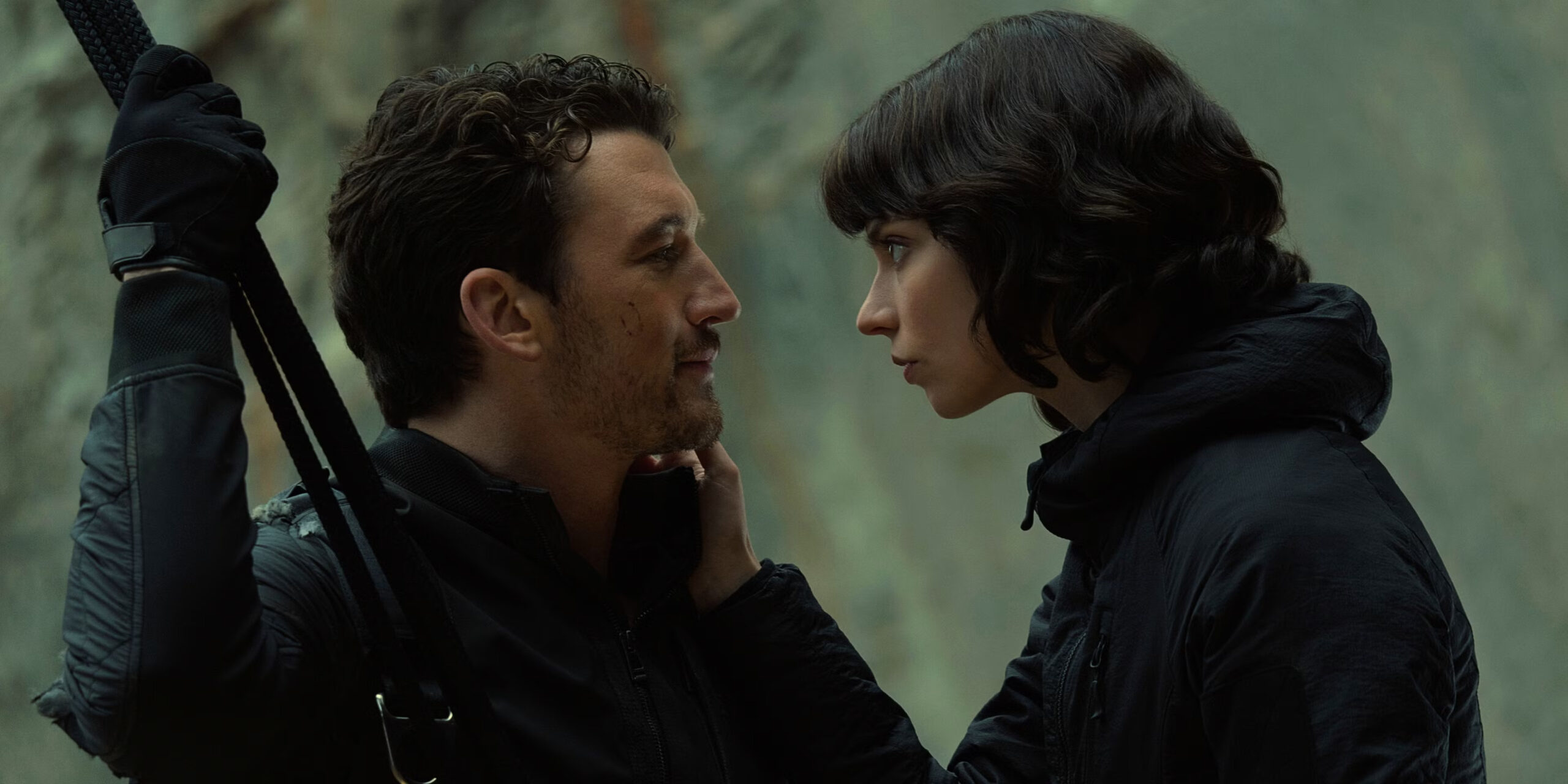 Οι Miles Teller (αριστερά) και Anya Taylor-Joy (δεξιά) στην ταινία «The Gorge».