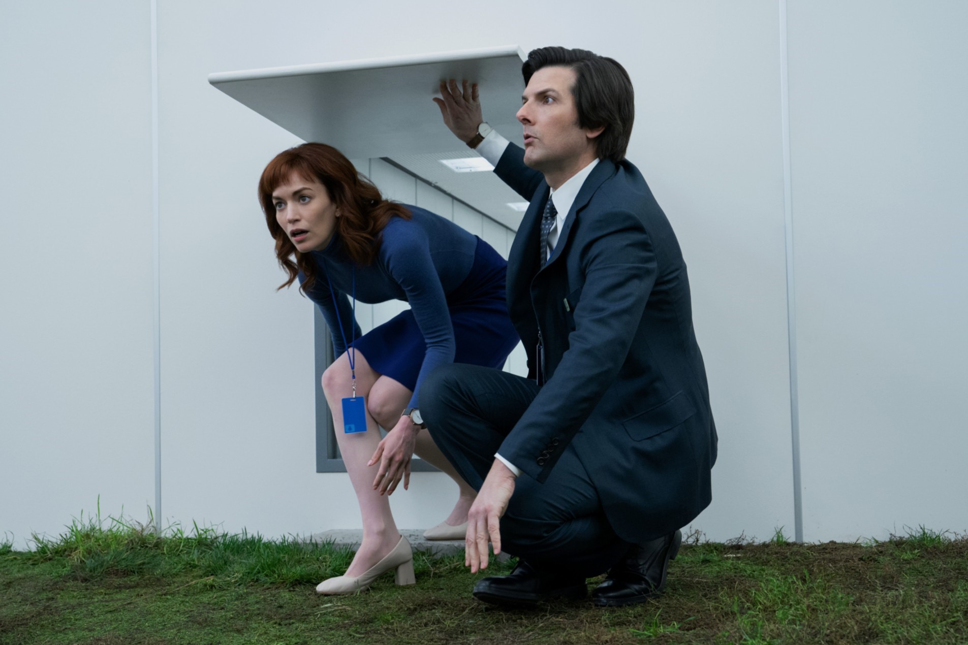 Η Britt Lower (αριστερά) και ο Adam Scott (δεξιά) στη δεύτερη σεζόν της σειράς «Severance».