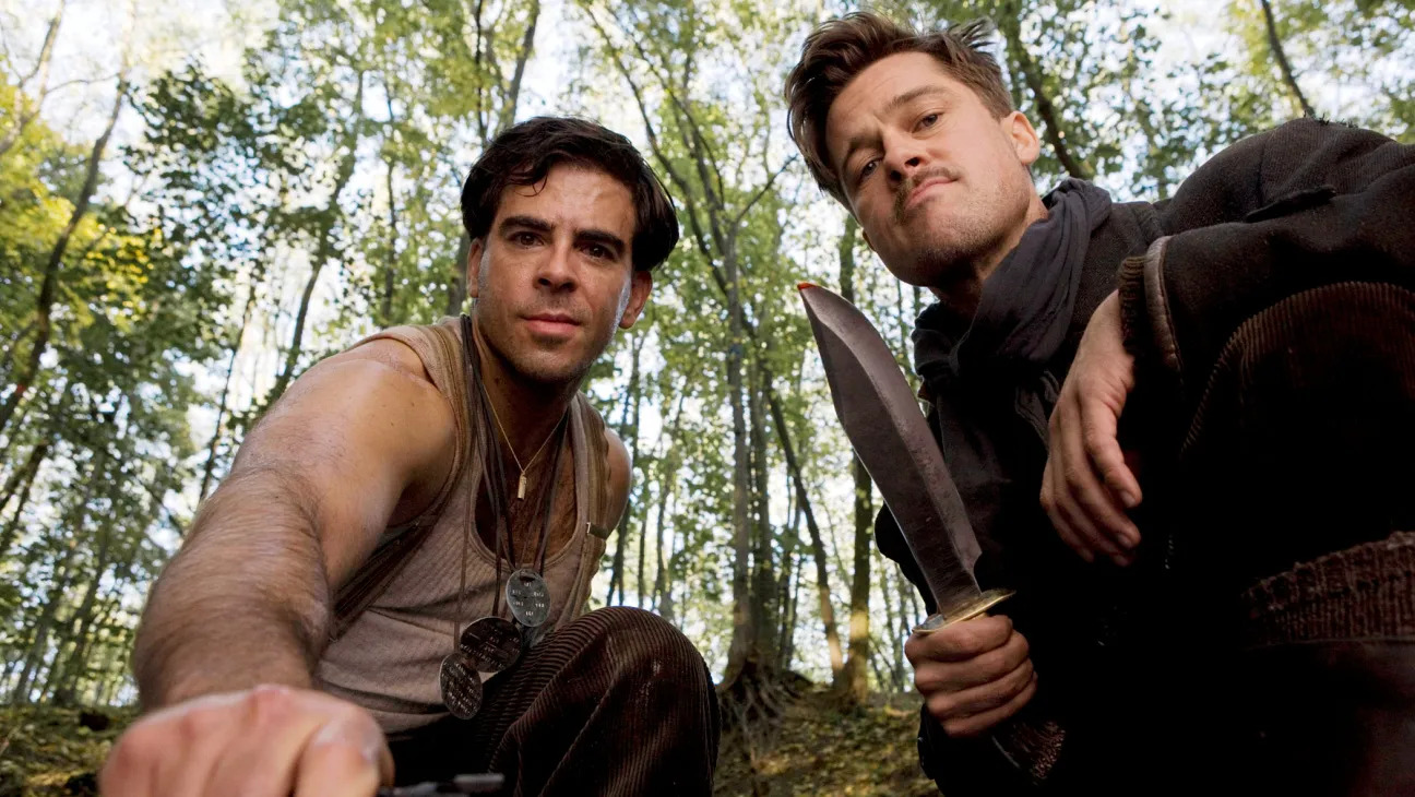 Οι Eli Roth (αριστερά) και Brad Pitt στο «Inglourious Basterds» του Quentin Tarantino.