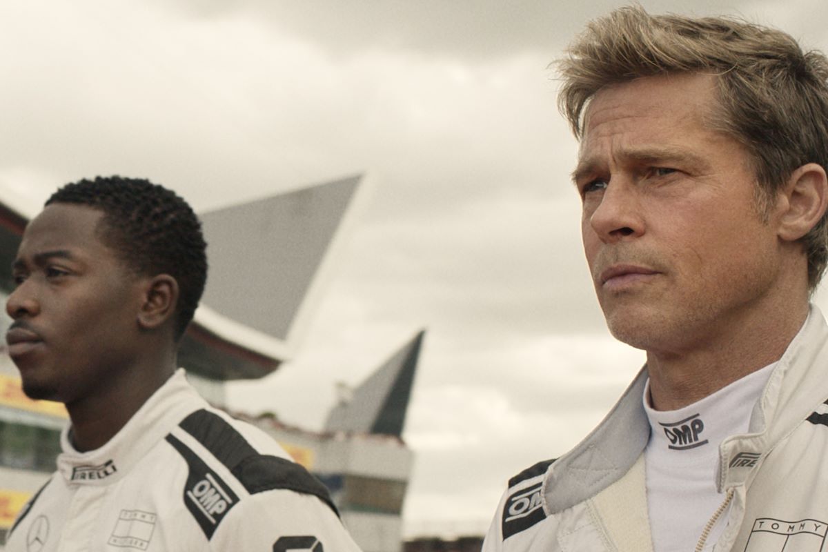 Ο Damson Idris (αριστερά) και ο Brad Pitt (δεξιά) στην ταινία «F1: The Movie».
