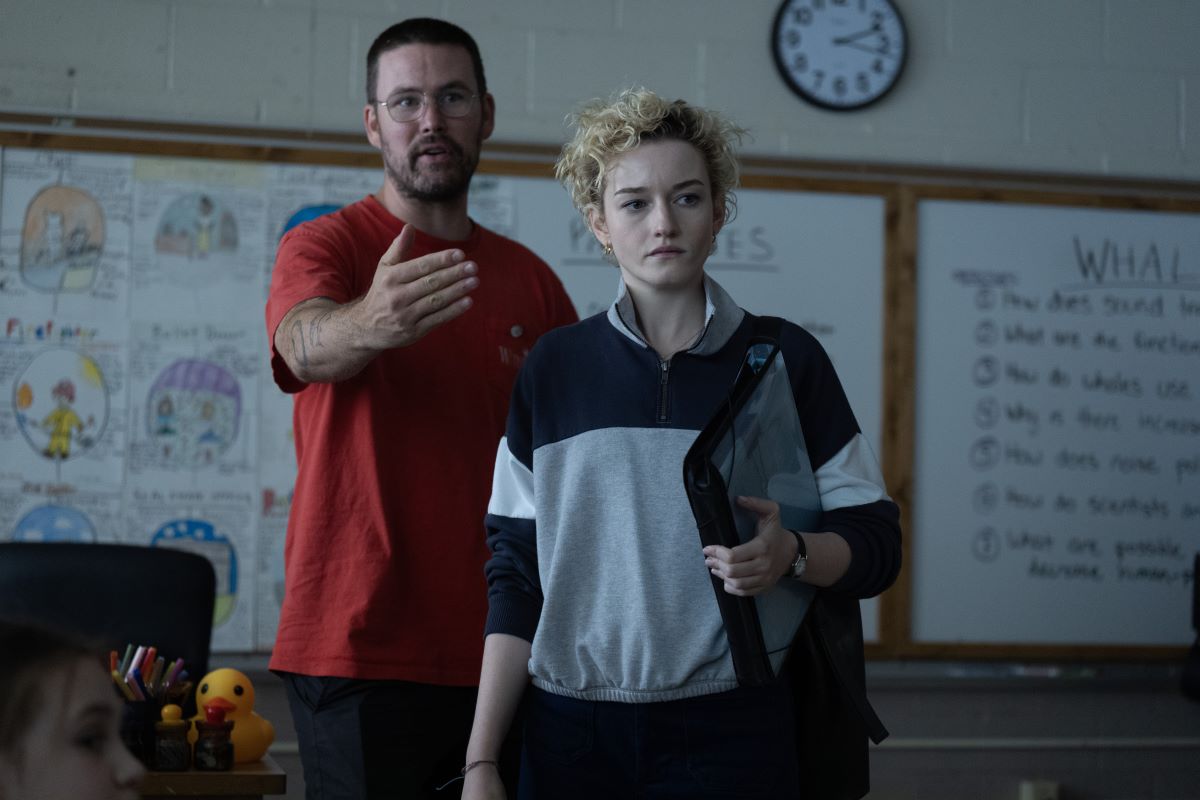 Ο Zach Cregger (αριστερά) και η Julia Garner (δεξιά) στα γυρίσματα της ταινίας τρόμου «Weapons».