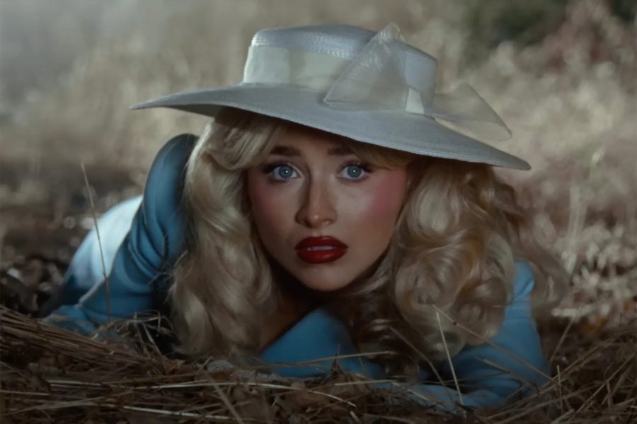 Η Sabrina Carpenter τιμάει ένα καλτ έπος τρόμου στο βίντεο κλιπ του «Tears»