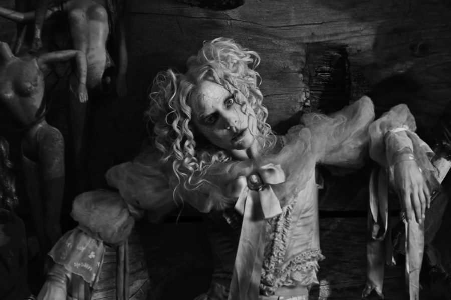 Ο Tim Burton σκηνοθετεί τη Lady Gaga στο βίντεο κλιπ του «The Dead Dance»