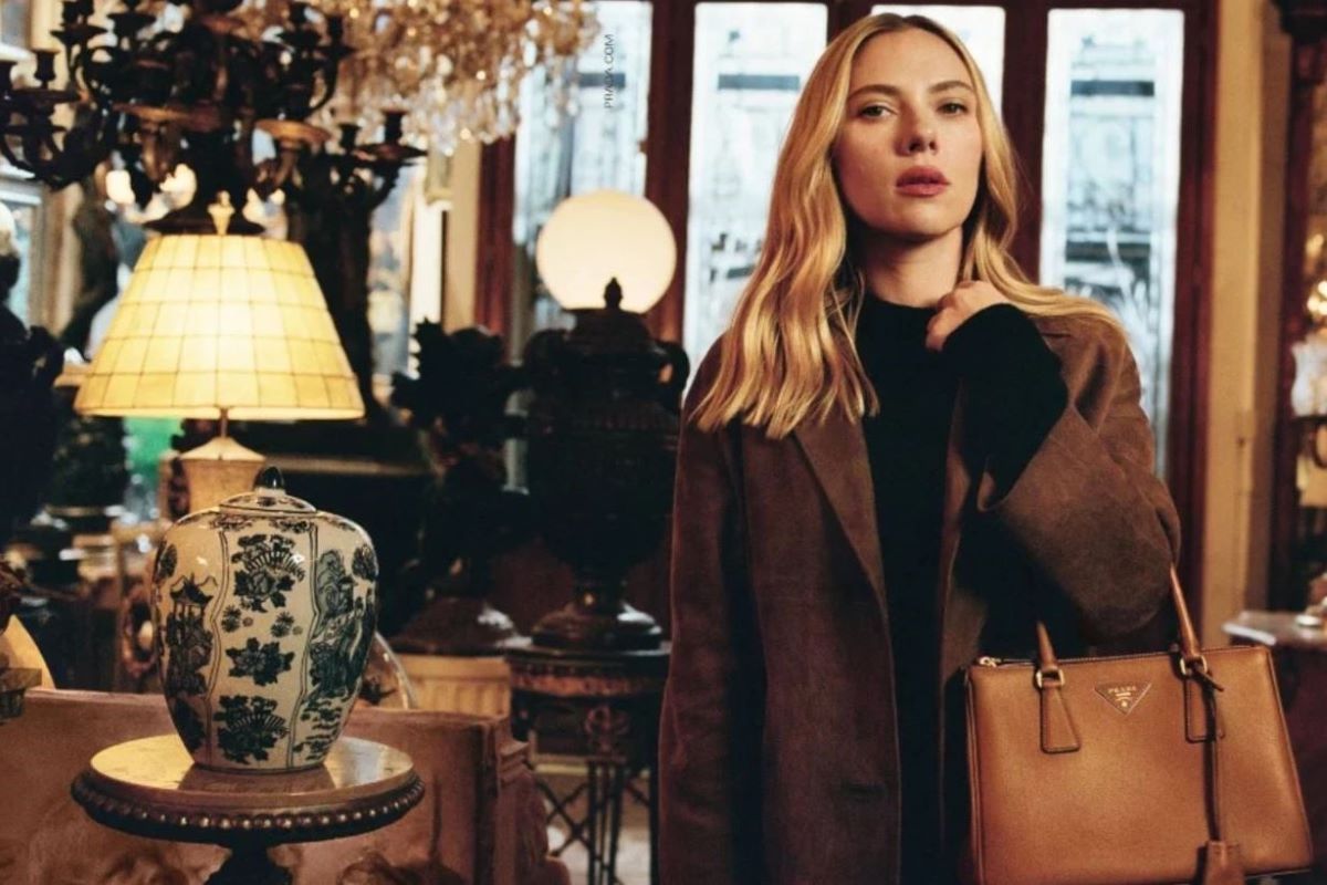 Ο Γιώργος Λάνθιμος φωτογραφίζει την Scarlett Johansson.