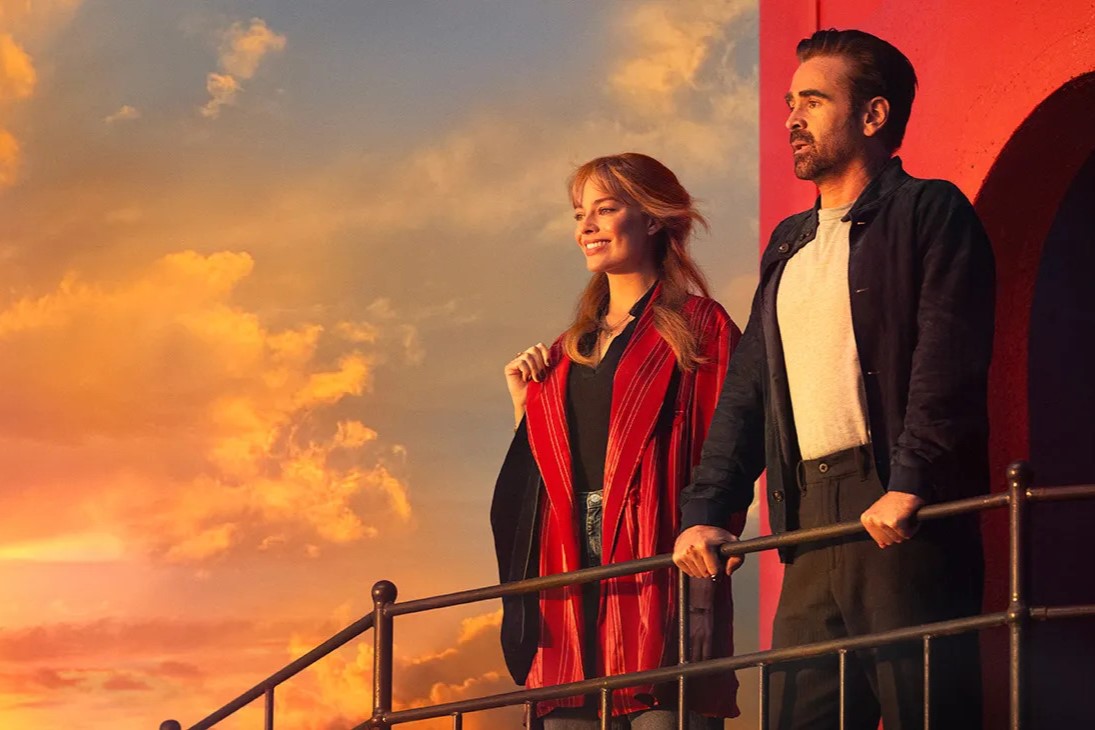 Η Margot Robbie (αριστερά) και ο Colin Farrell (δεξιά) αγναντεύουν το ηλιοβασίλεμα. Στιγμιότυπο από την ταινία «A Big Bold Beautiful Journey».