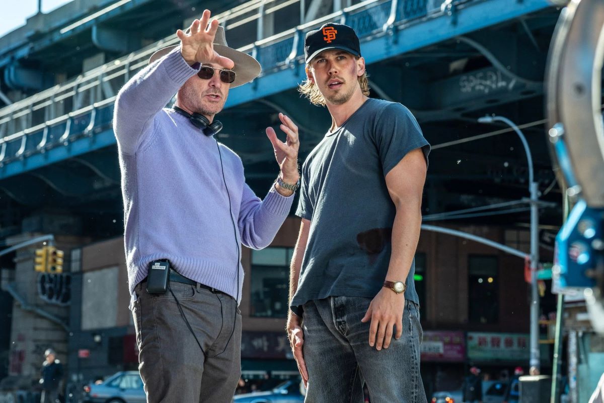 Ο Darren Aronofsky (αριστερά) και ο Austin Butler (δεξιά) στα γυρίσματα της ταινίας «Caught Stealing».