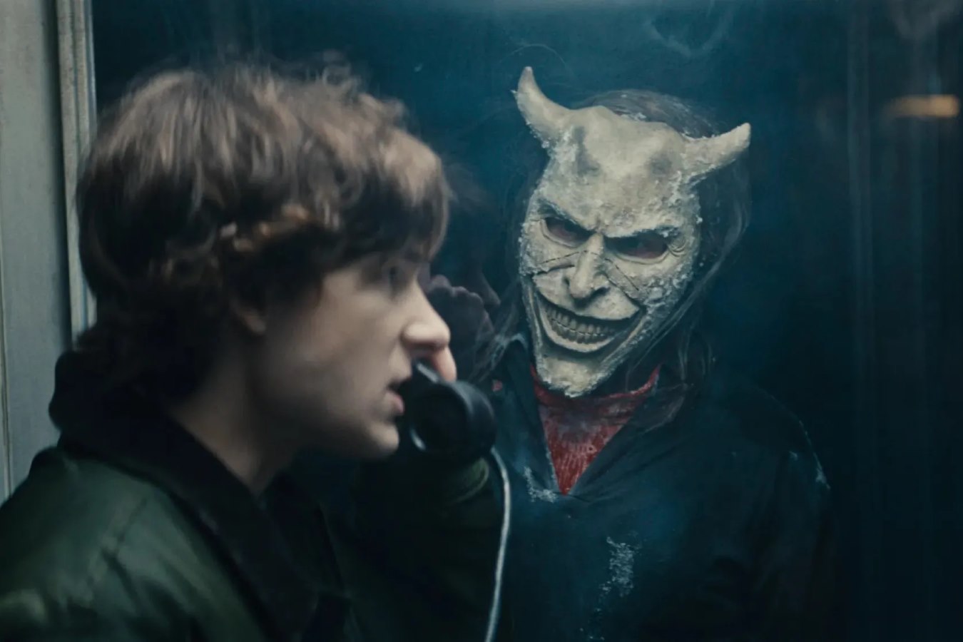 Ο Finney (Mason Thames) και ο «The Grabber» (Ethan Hawke) σε στιγμιότυπο από την ταινία τρόμου «Black Phone 2».