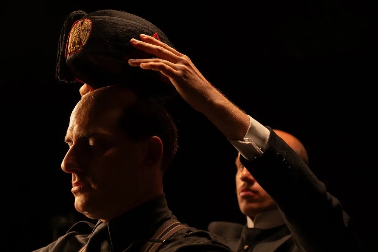 O Luca Marinelli πρωταγωνιστεί στη σειρά του Joe Wright, «Mussolini: The Son of the Century».