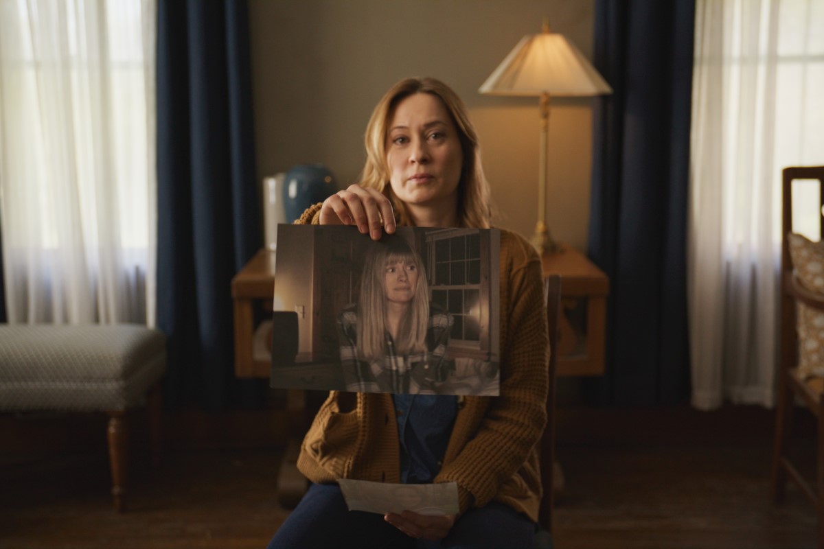 Η Mia (Camille Sullivan) δείχνει στην κάμερα μια φωτογραφία της εξαφανισμένης αδερφής της. Στιγμιότυπο από την ταινία τρόμου «Shelby Oaks» σε σκηνοθεσία Chris Stuckmann.