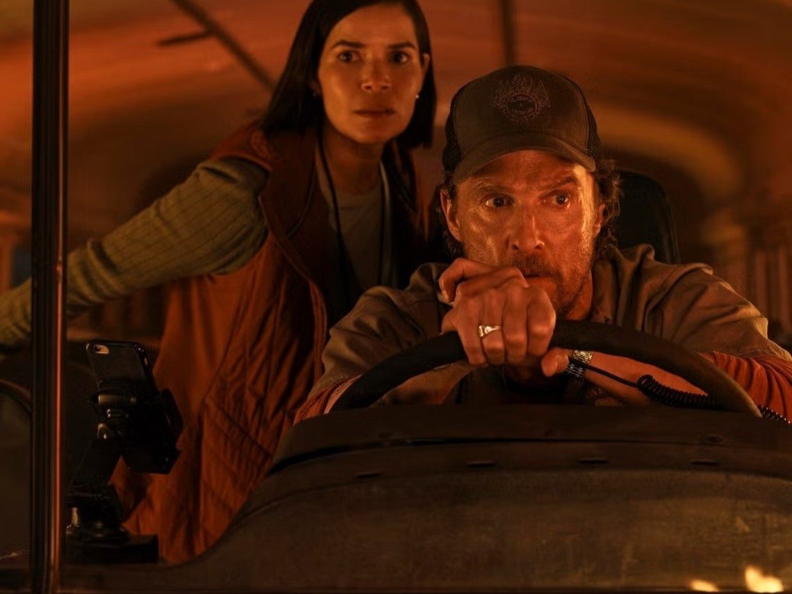 Οι America Ferrera (αριστερά) και Matthew McConaughey στην ταινία «The Lost Bus» του Paul Greengrass.