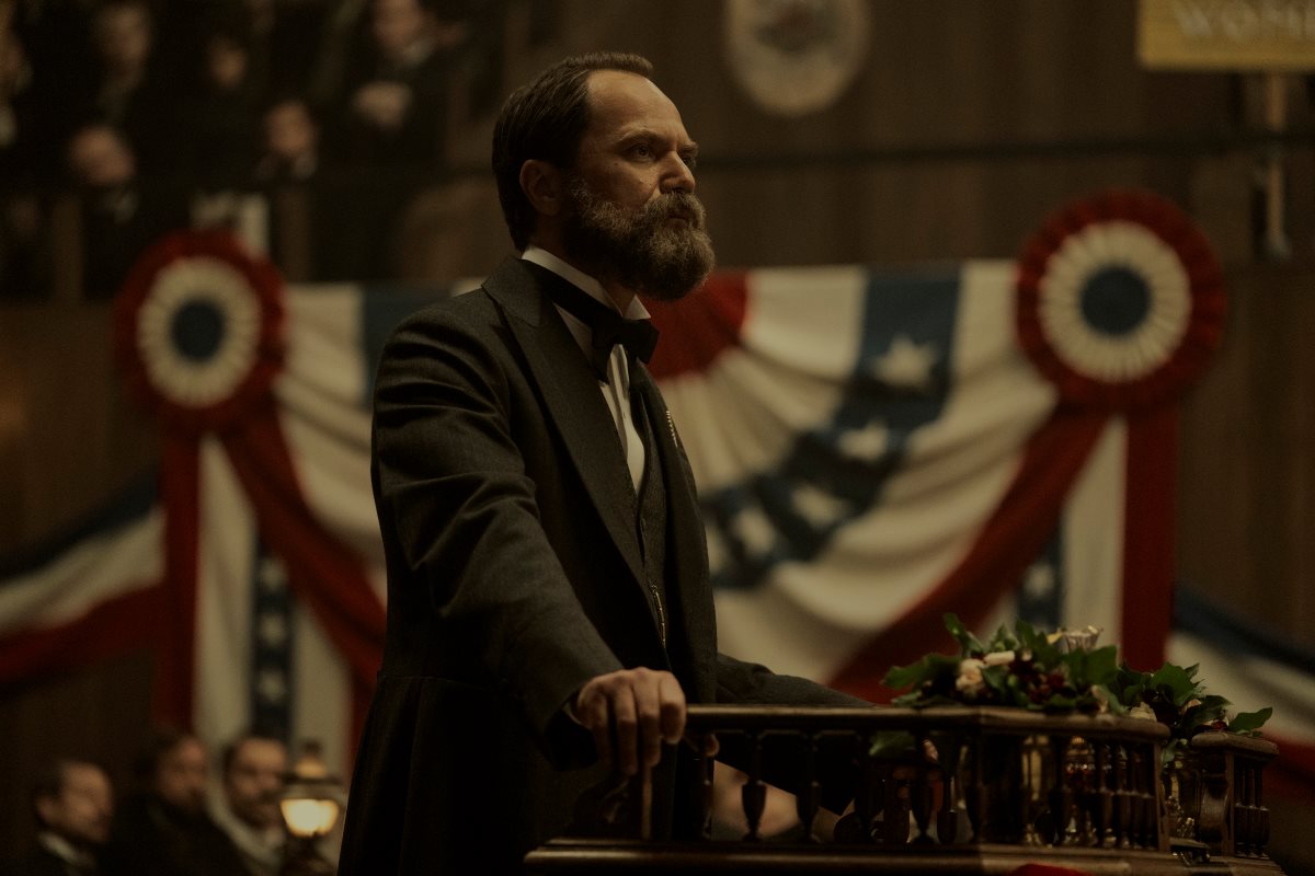 Ο Michael Shannon ως James Garfield στη μίνι σειρά του Netflix «Death by Lightning».