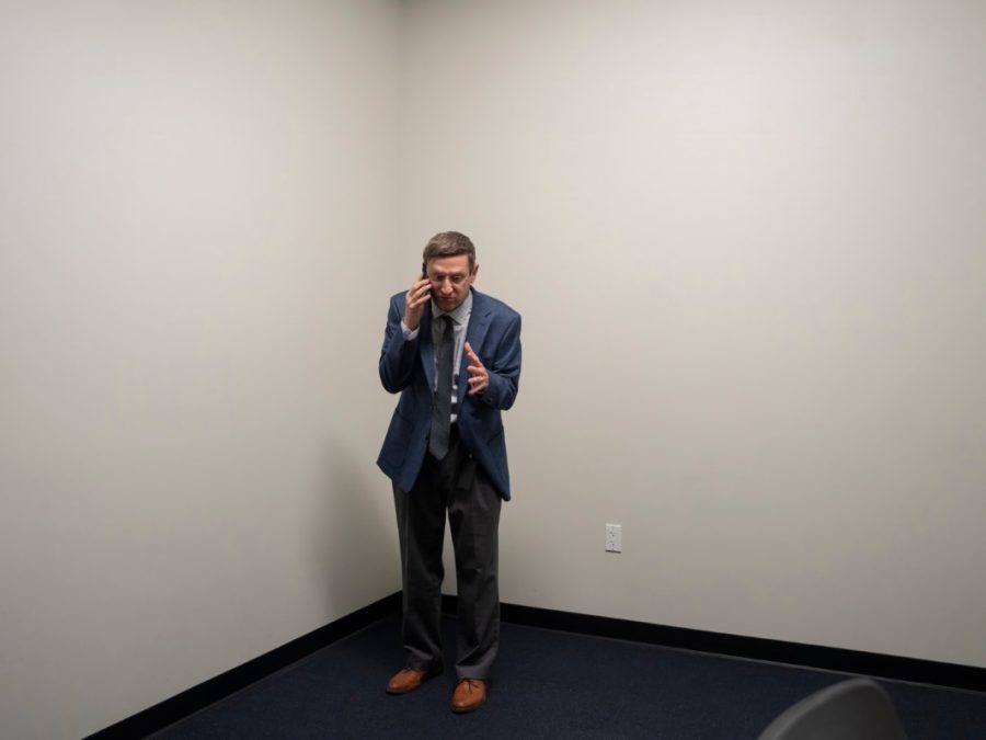 The Chair Company: Ανάμεσα σε εμμονές και συνωμοσίες