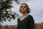 Η Rhea Seehorn στην τηλεοπτικά σειρά «Pluribus» του Vince Gilligan. Διαθέσιμο στο Apple TV.