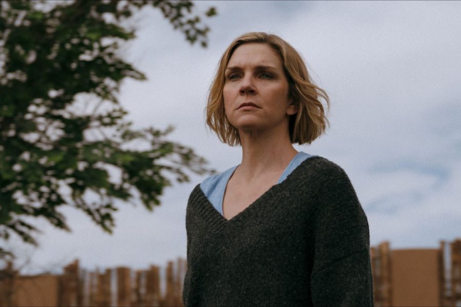 Η Rhea Seehorn στην τηλεοπτικά σειρά «Pluribus» του Vince Gilligan. Διαθέσιμο στο Apple TV.